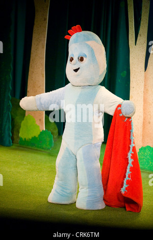 Iggle piggle con la sua coperta di rosso: nella notte Giardino carattere / caratteri. Regno Unito. Foto Stock