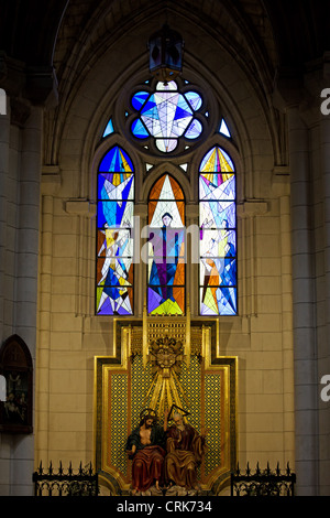 Altare e vetrata nel Cathderal Almudena, Madrid, Spagna. Foto Stock