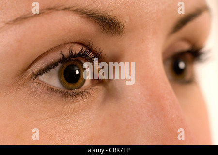 Chiudere fino a una giovane donna gli occhi. Foto Stock