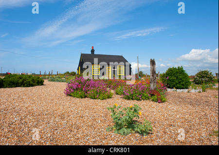 Prospettiva Cottage e giardino che apparteneva a Derek Jarman sulla spiaggia di Dungeness, Kent, Regno Unito Foto Stock