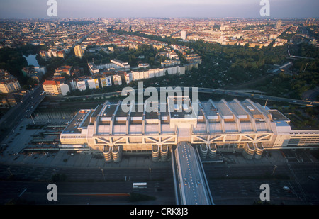 ICC Berlin nella luce della sera Paesaggio Urbano Foto Stock