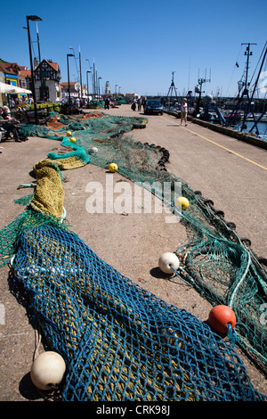 Le reti da pesca essiccamento sulla banchina del porto Scarborough North Yorkshire Inghilterra Foto Stock