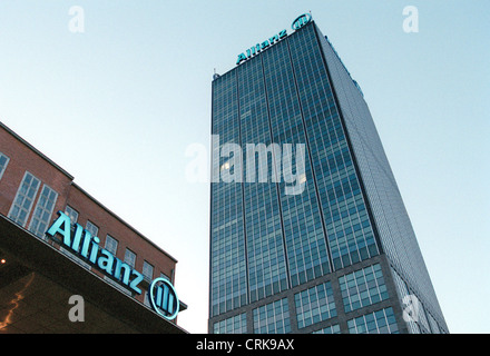 La Treptowers Allianz AG di Berlino di notte Foto Stock