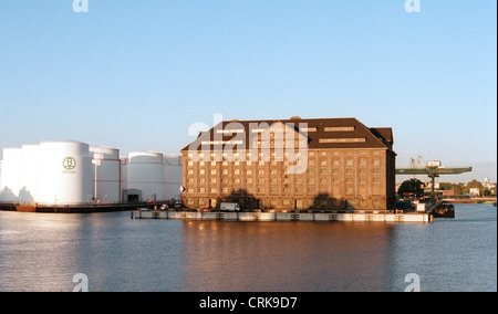 Magazzino e serbatoi di stoccaggio al porto di Berlino ovest Foto Stock