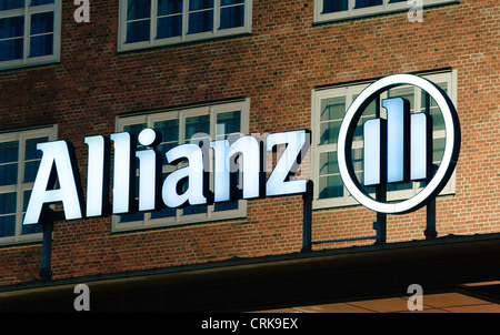 Logo Allianz AG per la Treptowers a Berlino di notte Foto Stock