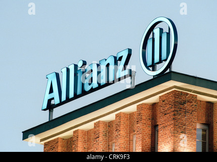 Logo Allianz AG per la Treptowers a Berlino di notte Foto Stock