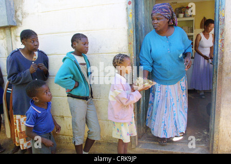 Distribuzione di cibo ai bambini orfani in Namibia Foto Stock