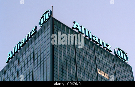 Logo Allianz AG per la Treptowers a Berlino di notte Foto Stock