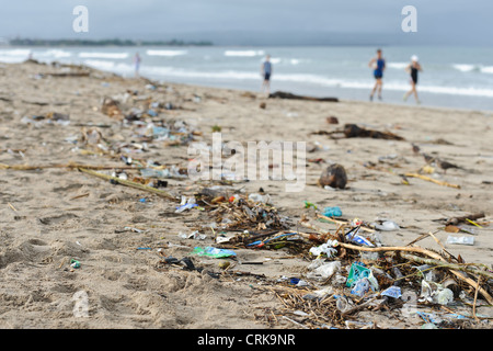 Rifiuti di plastica e spazzatura sulla spiaggia di Kuta Beach, Bali, Indonesia. Foto Stock
