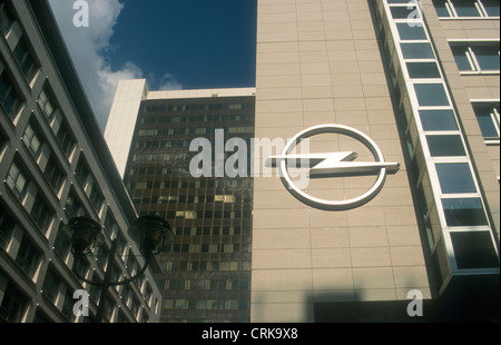 Opel logo, Friedrichstrasse in Berlin-Mitte Foto Stock