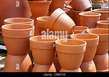 Un gruppo di vasi di terracotta in vendita presso un garden center shop Foto Stock