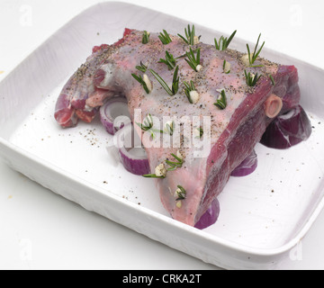 Mezza gamba di agnello con aglio e rosmarino non cotti Foto Stock