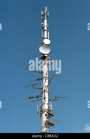 Torre di trasmissione per i telefoni cellulari con varie antenne Foto Stock