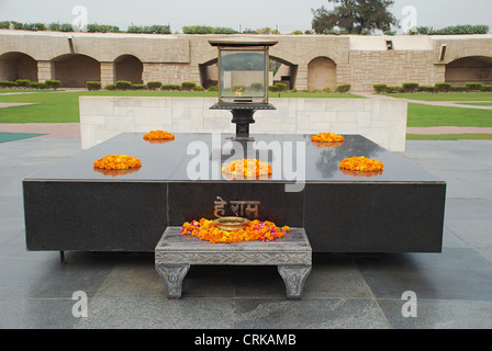 Raj Ghat, è un memoriale al Mahatma Gandhi, è in marmo nero piattaforma che segna il punto del Mahatma Gandhi cremazione Foto Stock