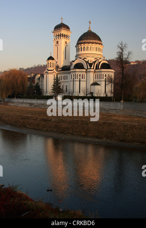 Santa Trinità Cattedrale Ortodossa e Tarnava Mare fiume, Sighisoara, Romania Foto Stock