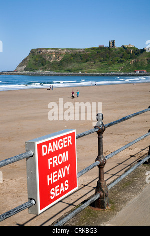 Pericolo dal mare grosso segno a nord Sands Scarborough North Yorkshire Inghilterra Foto Stock
