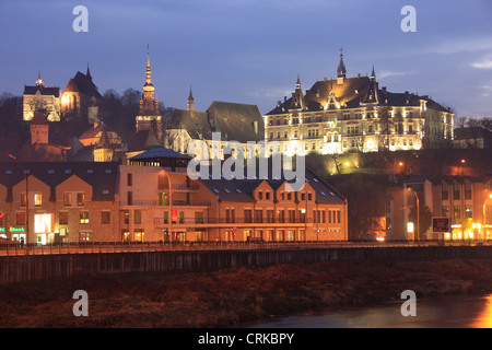 La città medievale di Sighisoara con luci, Transilvania, Romania Foto Stock