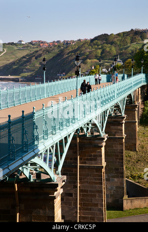 Le persone che attraversano il ponte sulla scogliera North Yorkshire, Inghilterra Foto Stock