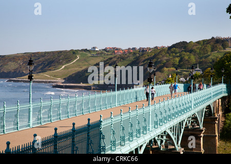 Le persone che attraversano il ponte sulla scogliera North Yorkshire, Inghilterra Foto Stock