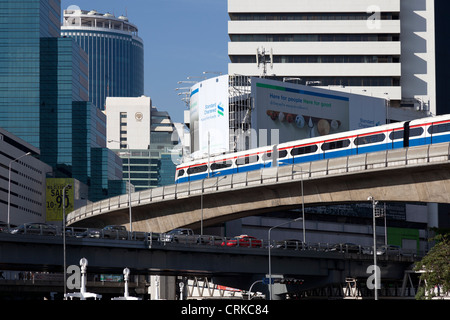 La rampa di Bangkok in base mass transit system o sky train, offre comodi e veloci e passeggiate attraverso il centro di Bangkok (Thailandia). Foto Stock