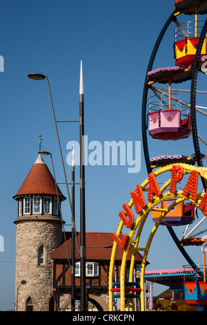 Il Luna Park luna park e HM edificio di guardia costiera Scarborough North Yorkshire Inghilterra Foto Stock