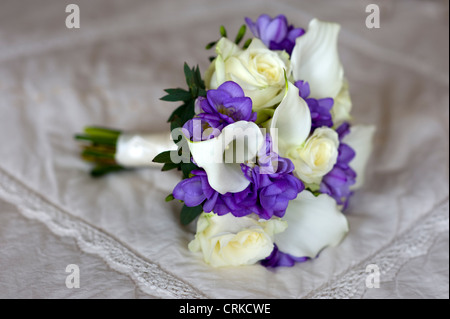 Bouquet nozze di fresia, gigli e rose in bianco e viola Foto Stock