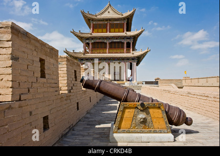 Un canone tradizionale sul lato occidentale del Guan City di Jiayuguan e Jiayuguan torre passa in background. Foto Stock