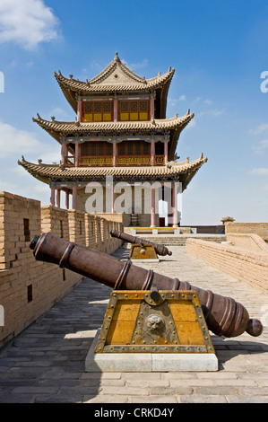 Un canone tradizionale sul lato occidentale del Guan City di Jiayuguan e Jiayuguan torre passa in background. Foto Stock