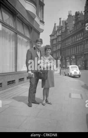 003137 - John Lennon in Sloane Square, a Chelsea, Londra il 10 febbraio 1963 Foto Stock