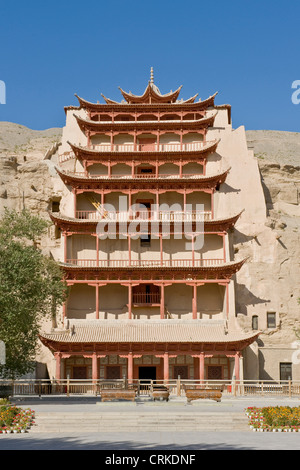 Cave 96 (aka nove piani) forse il più ben noto delle Grotte di Mogao fu costruito nella dinastia Tang e noto per Foto Stock