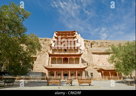 Cave 96 (aka nove piani) forse il più ben noto delle Grotte di Mogao fu costruito nella dinastia Tang e noto per Foto Stock