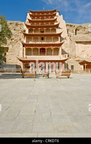 Cave 96 (aka nove piani) forse il più ben noto delle Grotte di Mogao fu costruito nella dinastia Tang e noto per Foto Stock