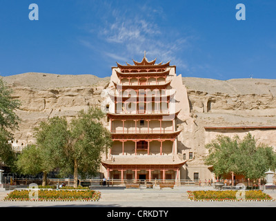 Cave 96 (aka nove piani) forse il più ben noto delle Grotte di Mogao fu costruito nella dinastia Tang e noto per Foto Stock