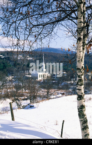 The white landmark Stowe Community Church with its tall steeple stands out in this winter scene of Stowe, Vermont, a small town in New England, USA. Foto Stock