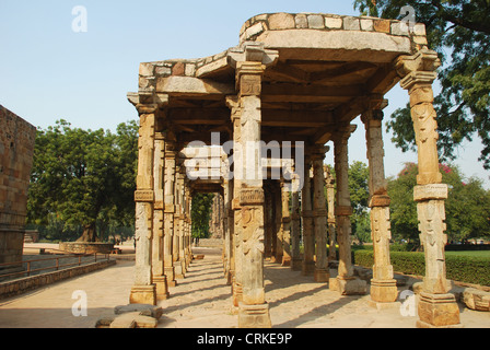 Pilastri scolpiti - Qutub Minar complesso Foto Stock