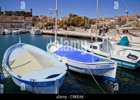 Porto di Cannes, Cote d'Azur, in Francia con piccole barche da pesca legato. Foto Stock