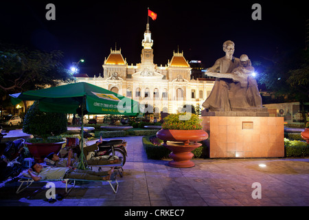 Le guardie di sicurezza dormire di fronte al Municipio di notte, Ho Chi Minh City, Vietnam Foto Stock