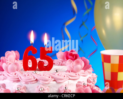 Compleanno-torta di anniversario con candele che mostra Nr. 65 Foto Stock