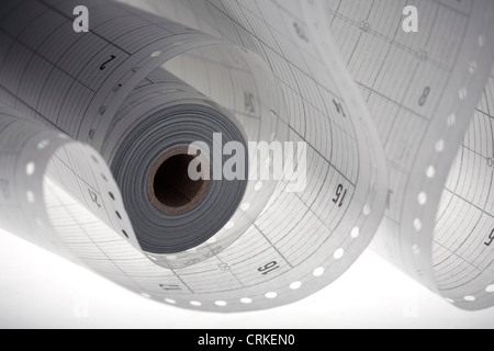 Plain elettrocardiogramma tracing paper. Il tracciato elettrocardiografico mostra l'attività elettrica del cuore. Foto Stock