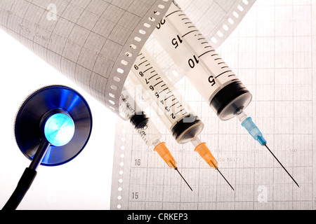 Uno stetoscopio e iniezioni giacente su un elettrocardiogramma la lettura. Foto Stock