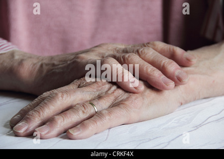 Close up di vecchie mani womans Foto Stock