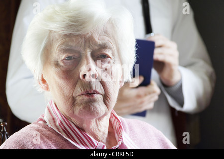 Close up di vecchi womans Faccia triste Foto Stock