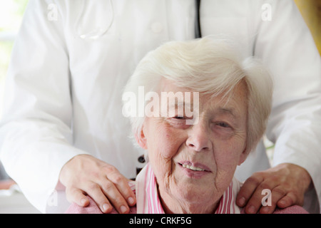 Close up di vecchi womans volto sorridente Foto Stock