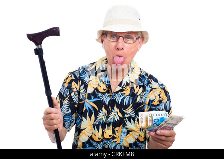 Uomo anziano facendo facce buffe, tenendo il denaro e il bastone da passeggio, isolato su sfondo bianco. Foto Stock