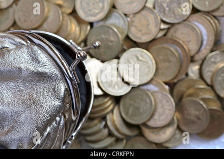 borsa aperta con pile di monete fuori fuoco - £1 £2 una libbre 1 libbre 2 libbre 2 libbre Foto Stock