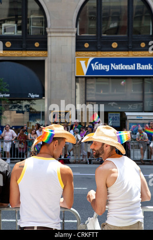 Coppia gay in cappelli di paglia, Gay Pride New York Foto Stock