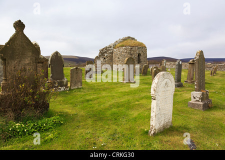 Rovine del XII secolo Round Kirk (chiesa di San Nicola) con vecchie lapidi nel sagrato a Orphir Isole Orcadi Scozia UK Foto Stock