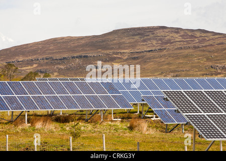 Pannelli solari sul isola di Eigg, che è 98% alimentati da fonti di energia rinnovabili. Foto Stock