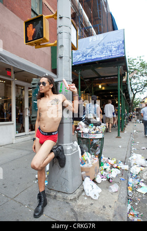 Gay ragazzo con dildo, Gay Pride marzo, New York Foto Stock