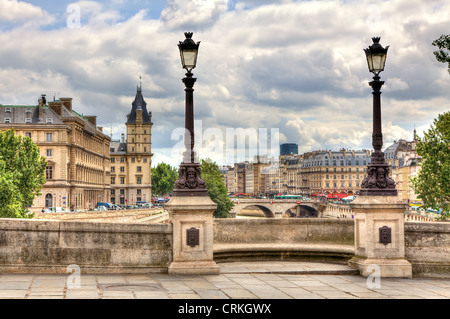Paesaggio urbano di Parigi. Vista dal famoso Pont Neuf con lampione tradizionale. La Francia. Foto Stock